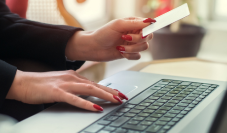 primo piano di mani di donna al computer durante l'acquisto online di finestre economiche