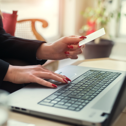 primo piano di mani di donna al computer durante l'acquisto online di finestre economiche